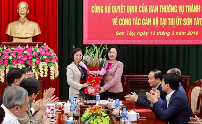 Công bố quyết định nhân sự của Ban Thường vụ Thành ủy Hà Nội Phó Bí thư Thường trực Thành ủy Hà Nội Ngô Thị Thanh Hằng trao quyết định và chúc mừng đồng chí Phạm Thị Thanh Mai.