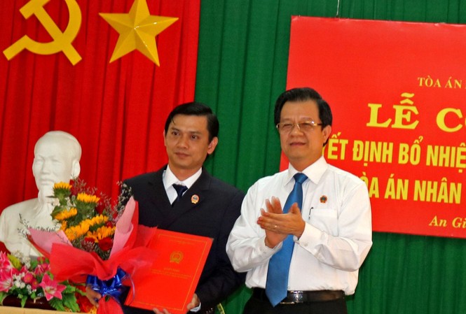 Tòa án nhân dân tối cao bổ nhiệm nhân sự mới Phó Chánh án TAND tối cao Lê Hồng Quang trao quyết định và chúc mừng đồng chí Huỳnh Thanh Tâm.