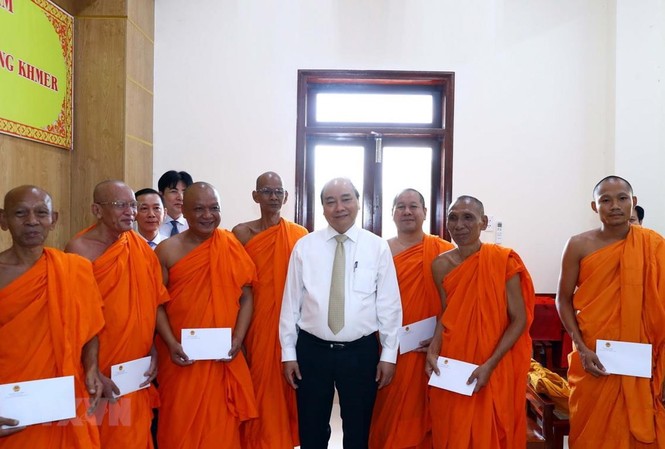 Đảng, Nhà nước luôn dành sự quan tâm đặc biệt với đồng bào Khmer Thủ tướng Nguyễn Xuân Phúc tặng quà các vị sư sãi của Học viện Phật giáo Nam tông Khmer. (Ảnh: Thống Nhất/TTXVN)