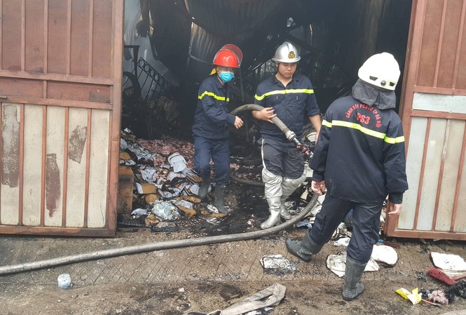 Người duy nhất thoát chết trong vụ cháy ở Hà Nội nhảy từ nóc nhà xuống đất Hiện trường vụ cháy. Ảnh: Thanh Hà