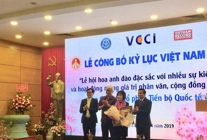 Lễ hội hoa Anh đào Nhật Bản - Hà Nội xác lập kỷ lục Việt Nam Tổ chức Kỷ lục Việt Nam trao bằng Kỷ lục Việt Nam cho Viện sĩ - Tiến sĩ Nguyễn Thị Thanh Nhàn, Chủ tịch Hội đồng quản trị kiêm Tổng Giám đốc AIC Group - đơn vị tham gia tổ chức Lễ hội hoa Anh đào Nhật Bản - Hà Nội năm 2019.