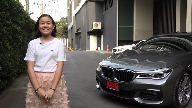 Chuyên gia trang điểm 12 tuổi tự tậu ‘xế sang’ hơn 4 tỷ mừng sinh nhật Natthanan Sanunrat chụp ảnh bên chiếc xe BMW do chính cô bé mua.