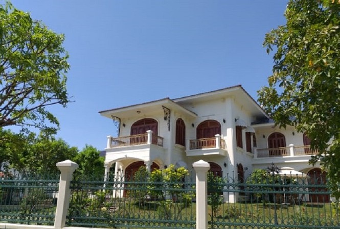Bản tin 8H: Khuất tất vụ vợ nguyên bí thư tỉnh ủy được cấp đất ‘vàng’ Thửa đất "vàng" đã được bà Ánh xây nhà. Ảnh: VTC News