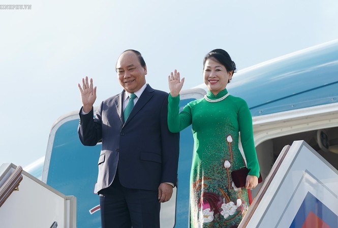 Lễ đón chính thức Thủ tướng Nguyễn Xuân Phúc tại thủ đô Moscow Thủ tướng Nguyễn Xuân Phúc và Phu nhân tới sân bay Vnukovo 2, thủ đô Moscow, vào 17h40 ngày 21/5 (giờ địa phương). Ảnh: VGP/Quang Hiếu
