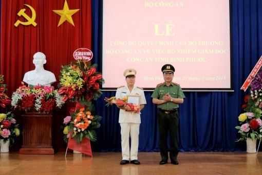 Bản tin 8H: Bộ Công an công bố nhân sự mới Thượng tướng Nguyễn Văn Thành trao quyết địnhvà chúc mừng Đại tá Bùi Xuân Thắng.