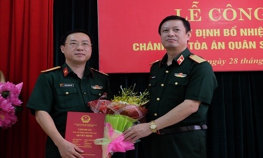 Bản tin 8H: Bổ nhiệm Chánh án Tòa án Quân sự Thủ đô Hà Nội Thiếu tướng Dương Văn Thăng trao quyết định và chúc mừng đồng chí Phạm Minh Khôi. Ảnh: Báo Chính phủ