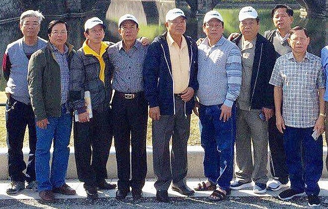 Bản tin 8H: Lãnh đạo tỉnh Sóc Trăng đi nước ngoài cùng đại gia Trịnh Sướng? Trịnh Sướng (thứ tư từ phải qua) chụp ảnh cùng ông Huỳnh Thành Hiệp (bìa phải), Huỳnh Văn Sum (thứ 2, hàng phía sau). Ảnh: N.T.