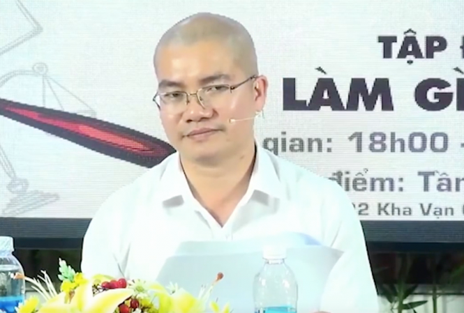 Bản tin 8H: Tổng Giám đốc địa ốc Alibaba lộng ngôn, xúc phạm cán bộ nhà nước Ông Nguyễn Thái Luyện - Tổng Giám đốc Công ty CP địa ốc Alibaba có phát ngôn xúc phạm cán bộ nhà nước. Ảnh cắt từ clip
