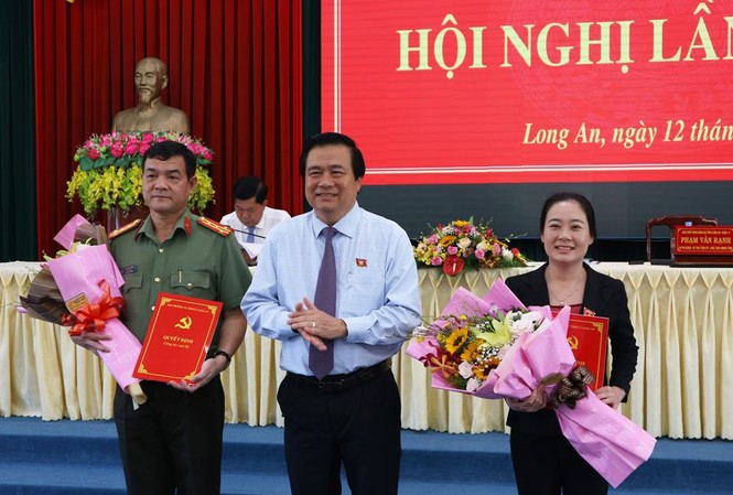 Ban Bí thư Trung ương Đảng chỉ định nhân sự mới Bí thư Tỉnh ủy, Chủ tịch HĐND tỉnh Long An Phạm Văn Rạnh trao quyết định và chúc mừng các đồng chí Lê Hồng Nam, Huỳnh Thị Thu Năm.