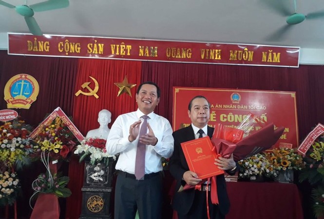 Bản tin 8H: Tòa án Nhân dân Tối cao bổ nhiệm nhân sự mới Ông Nguyễn Văn Bường (bên phải) được điều động, bổ nhiệm làm Chánh án TAND tỉnh Thừa Thiên - Huế. Ảnh: VTC News