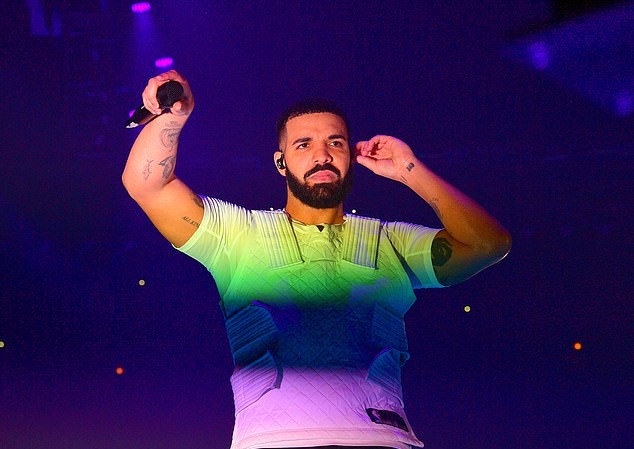 Rapper giàu thứ 5 bị kiện vì ném chai bia vào đầu khiến fan nữ động kinh Rapper Drake.