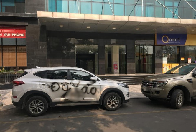Bản tin 8H: ‘Xế hộp’ tiền tỷ bị phun sơn bẩn vì đỗ sai, chủ không dám đến nhận Chiếc xe đỗ sai quy định bị phun sơn bẩn. Ảnh: Facebook