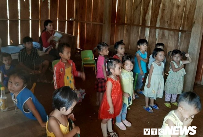 Làng di dời vì nỗi lo sạt lở, trẻ mầm non ở vùng cao Quảng Nam thiếu trường học Hàng chục trẻ trong độ tuổi mầm non ở Quảng Nam phải học tạm tại các nhà dân.