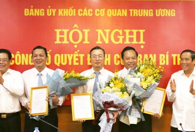 Bản tin 8H: Triển khai quyết định nhân sự của Ban Bí thư Trung ương Đảng Lãnh đạo Ban Tổ chức Trung ương, Đảng ủy Khối cơ quan Trung ương trao quyết định và chúc mừng 3 đồng chí.