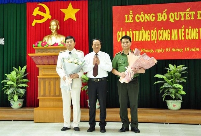 Bản tin 8H: Giám đốc Công an hai tỉnh Hải Dương và Hải Phòng ‘đổi chỗ’ Bí thư Thành ủy Hải Phòng tặng hoa đại tá Vũ Thanh Chương (trái) và đại tá Lê Ngọc Châu (phải). Ảnh: VF