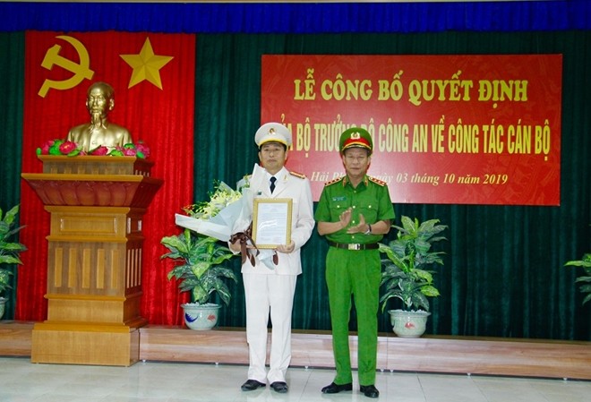 Điều động, bổ nhiệm Giám đốc Công an 5 tỉnh thành Thượng tướng Lê Quý Vương trao quyết định cho Đại tá Vũ Thanh Chương.