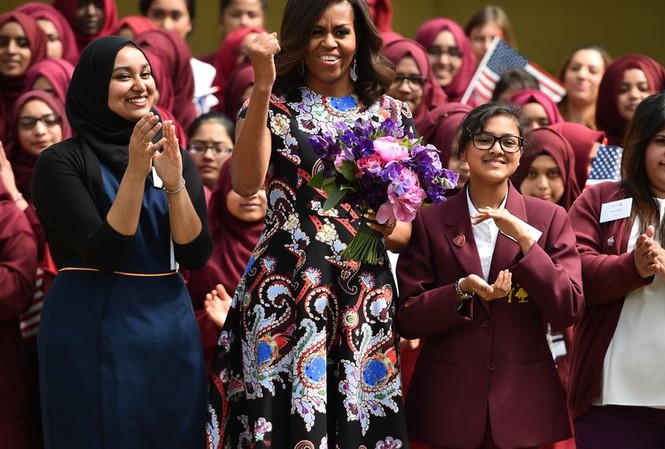 Bà Obama, 'Người đàn bà đẹp' Julia Roberts và sao Hollywood gốc Việt sắp đến VN Bà Michelle Obama rất coi trọng việc tạo ra môi trường giáo dục tốt nhất cho các bé gái.