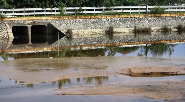 Bản tin 8H: Nhà máy nước xả bùn thải ra hồ điều hòa Bùn thải do Nhà máy nước Hưng Vĩnh xả ra lấp đầy một góc hồ điều hòa. Ảnh: Dân sinh