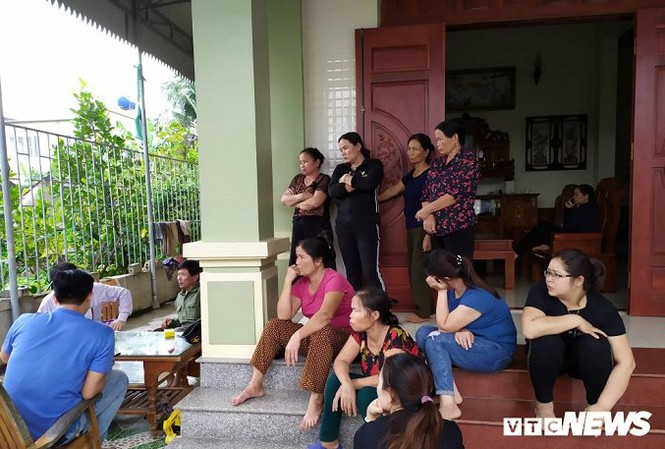 Bản tin 8H: Loạt gia đình Nghệ An, Hà Tĩnh trình báo nghi người nhà bị nạn ở Anh Gia đình ông Lê Minh Tuân (huyện Yên Thành, Nghệ An) lo lắng về thông tin người thân gặp nạn. Ảnh: VTC News