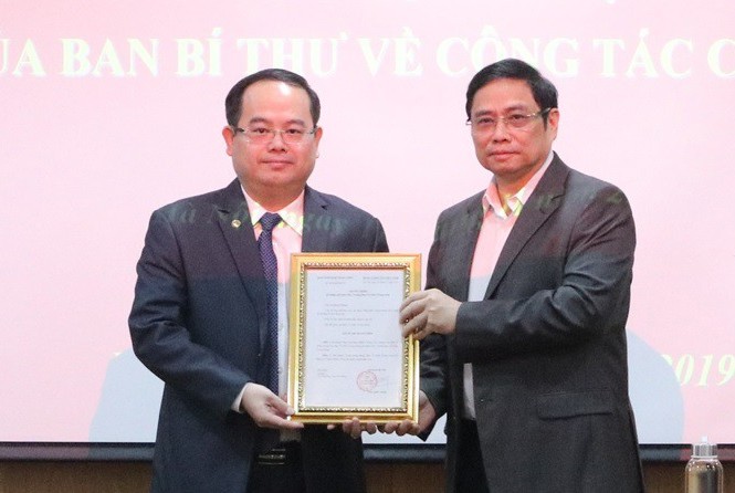 Bản tin 8H: Ban Bí thư bổ nhiệm Phó ban Tổ chức Trung ương Ảnh: Ông Quản Minh Cường (trái) nhận quyết định làm Phó ban Tổ chức Trung ương từ ông Phạm Minh Chính. Ảnh: VNE