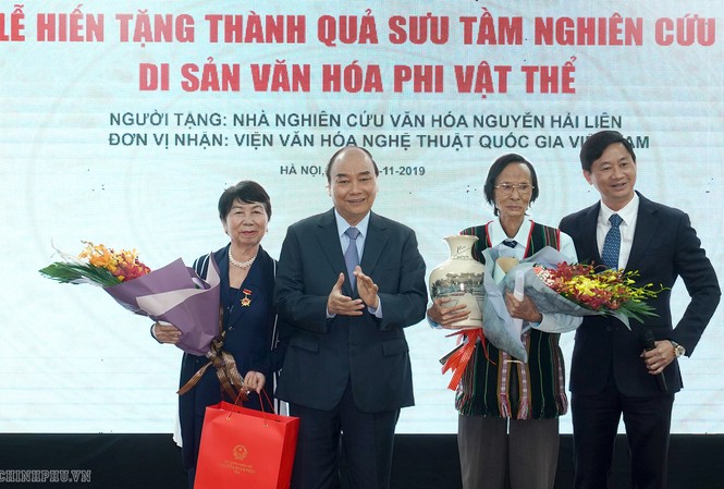 Ông Nguyễn Hải Liên trao tặng công trình nghiên cứu 30 năm cho Nhà nước Thủ tướng Chính phủ tặng hoa và quà cho gia đình nhà nghiên cứu Nguyễn Hải Liên.