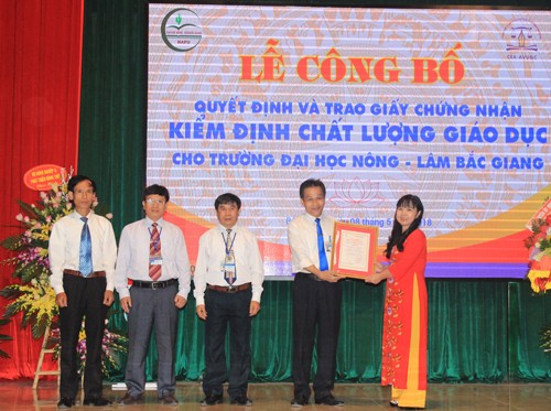 Trường ĐH đầu tiên ở Bắc Giang đạt kiểm định chất lượng giáo dục Lãnh đạo Trường Đại học Nông - Lâm Bắc Giang đón nhận Giấy chứng nhận kiểm định chất lượng giáo dục.