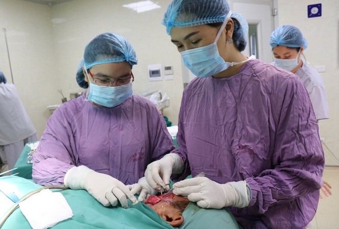 Nam thanh niên bị lưỡi cưa máy văng vào mặt BN đang đượcc xử trí vết thương
