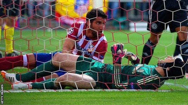Petr Cech ngồi chơi xơi nước hết mùa hè Cech bị chấn thương tại Madrid