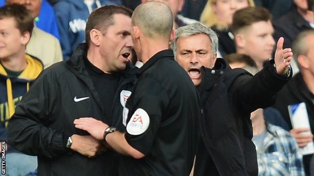 Nói đểu trọng tài, Mourinho bị phạt hơn nửa tỷ đồng Mourinho luôn xích mích với các trọng tài trong các trận đấu Chelsea gặp bất lợi