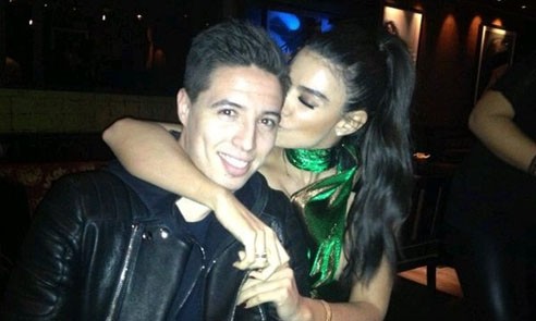 Nasri lỡ World Cup, siêu mẫu Anh chửi HLV Pháp xa xả Nasri và bạn gái trong hộp đêm.