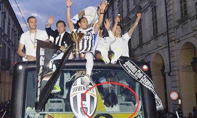 Pirlo say mèm, gật gù trên xe buýt mừng Juve vô địch Pirlo gục mặt suốt hành trình của xe buýt.