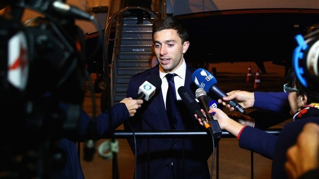 World Cup 2014: Vì sao Australia đến Brazil sớm nhất? Tiền vệ Tommy Oar trả lời báo chí khi vừa đặt chân xuống sân bay.