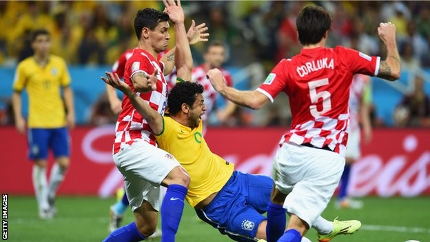 HLV Croatia dọa bỏ World Cup về nước chơi bóng rổ Pha bóng tạo nên tình huống tranh cãi