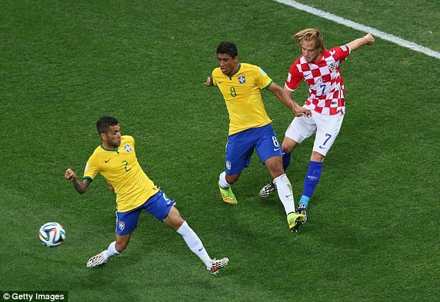 Barca đã tìm thấy người thay thế Fabregas Rakitic (phải) ra sân trong trận khai mạc World Cup