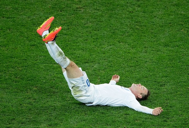 Lời xin lỗi muộn màng của Rooney Rooney luôn vô duyên với World Cup.