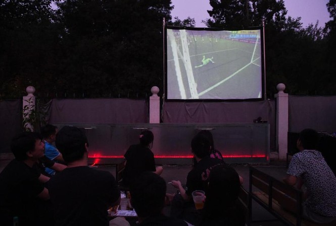 Sinh viên nhảy lầu tự tử vì thua độ World Cup Vừa xem vừa cá độ là đam mê của nhiều người hâm mộ Trung Quốc