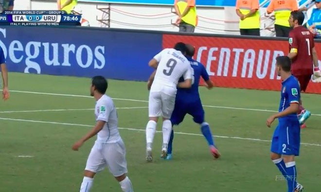 Hãi hùng với pha cắn người của 'hung thần' Suarez Tình huống Suarez cắn vào vai Chiellini
