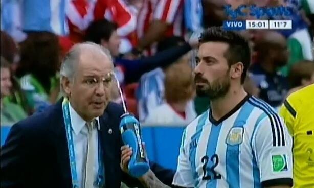 Bị nhắc nhở, sao Argentina hỗn hào xịt nước vào mặt thầy Hành động không đẹp của Lavezzi với thầy của mình