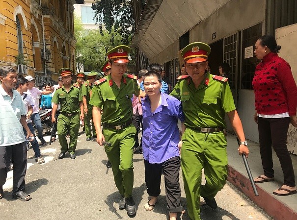 Đi ăn khuya cùng bạn gái còn 'tranh thủ' đâm người, cướp xe máy Dẫn giải Nguyễn Thái Thanh Nhàn về trại giam sau phiên tòa. Ảnh: Tân Châu