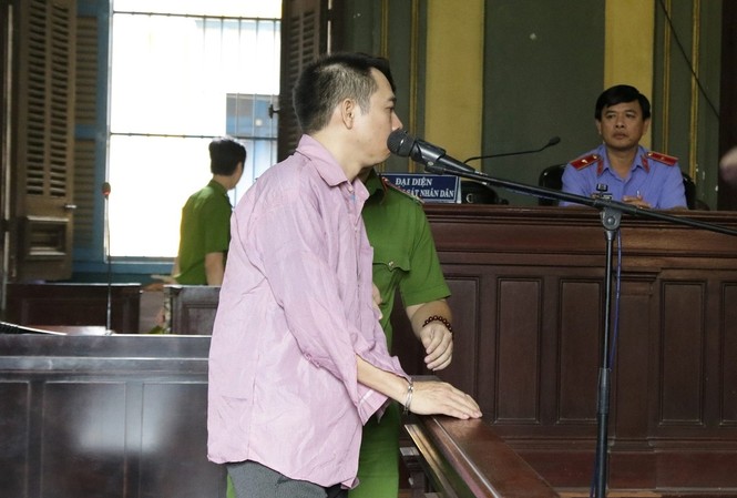 Con rể ‘trút mưa dao’ giết cha mẹ vợ Gã con rể sát hại cha mẹ vợ Trịnh Chí Kiên tại tòa. Ảnh: Tân Châu