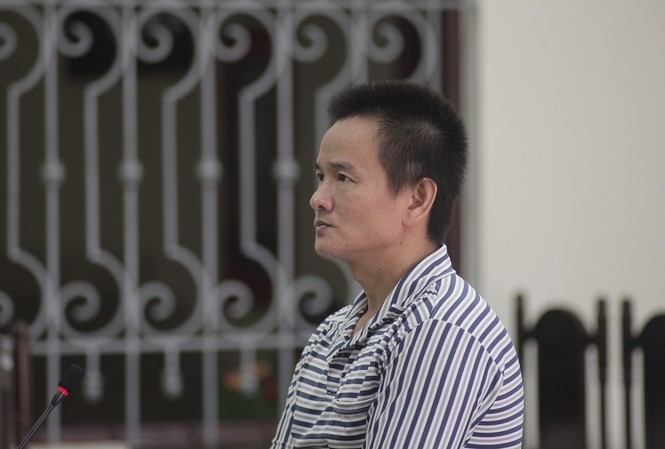 Gã trai hiếp dâm con riêng của 'vợ hờ' Đỗ Chí Tâm tại tòa ngày 9/8.