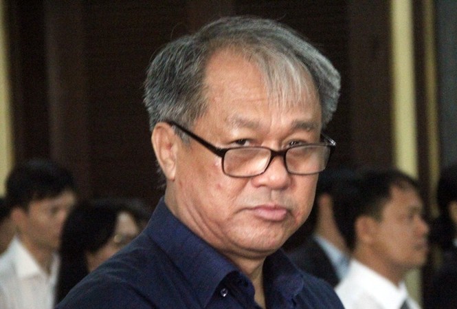 'Nếu khởi tố bà Phấn sớm, tôi không lâm vào cảnh như hiện nay' “Nếu khởi tố bà Phấn sớm hơn thì tôi đã tránh được hệ lụy” – Ông Phạm Công Danh trình bày tại tòa sáng nay 29/10. Ảnh: Tân Châu