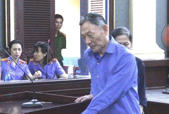 Nguyên Tổng giám đốc Cty tài chính cao su Việt Nam lại hầu tòa Cựu Tổng giám đốc Cty tài chính cao su Việt Nam Phan Minh Anh Ngọc tại tòa ngày 20/11. Ảnh: Tân Châu