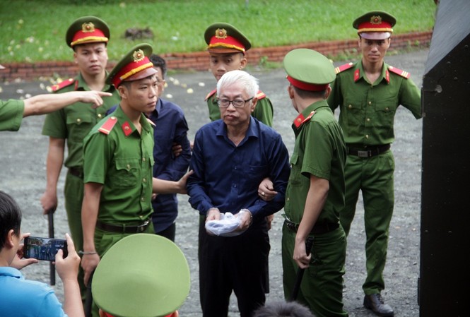 Tổng giám đốc DongABank ‘lôi’ cả bố vợ vào vụ án ngàn tỷ Ông Trần Phương Bình ‘đưa’ cả tên bố vợ, vợ và con vào vụ án. Ảnh: Tân Châu