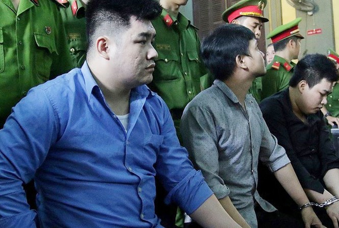 Tử hình kẻ thủ ác đâm 5 'hiệp sĩ' thương vong Các bị cáo Tài, Hùng và Phú (trái sang) tại tòa. Ảnh: Tân Châu