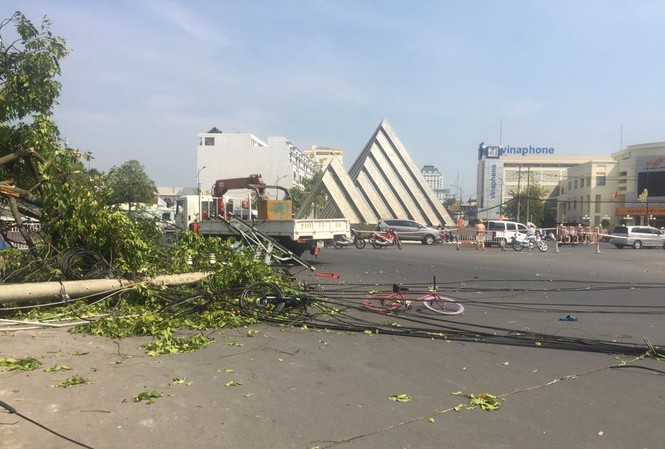 Xe cần cẩu ‘móc’ dây điện trung thế, 3 em nhỏ thoát chết hy hữu Hiện trường vụ tai nạn với 2 chiếc xe đạp bị đè bẹp. Ảnh: Tân Châu.