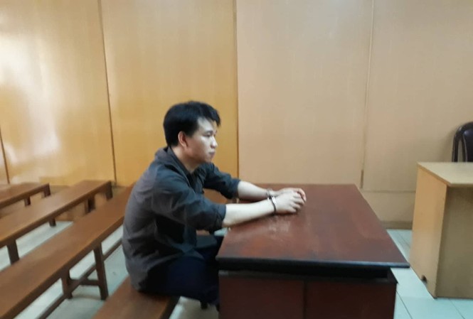 Đối tượng bị truy nã được tìm thấy trong... trại giam Phạm Ngọc Thiết tại tòa hôm nay. Ảnh: H.N