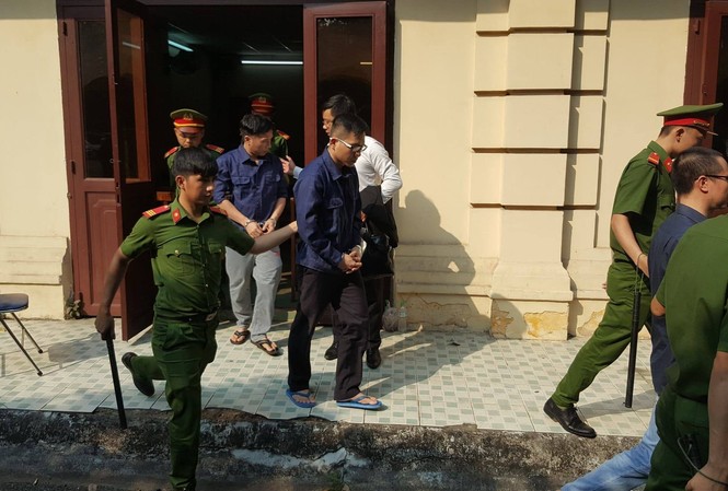 Bị quy lừa đảo, cựu giám đốc ngân hàng lãnh 12 năm tù Dẫn giải 3 bị cáo về trại sau phiên tòa chiều 25/3. Ảnh: Văn Hào