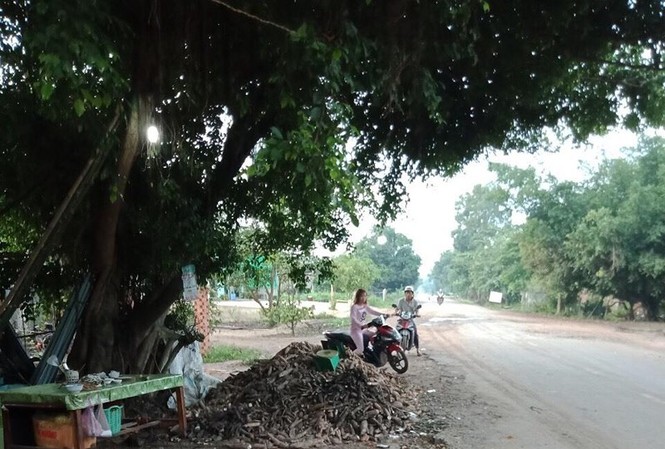 Tin mới vụ người phụ nữ ngã tử vong khi làm việc với đoàn liên ngành Đống mì trước nhà nạn nhân Bích thời điểm xảy ra vụ án.