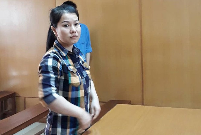 Bị ném tiền vào mặt khi từ chối quan hệ, người đàn bà... cướp để trả thù Bị cáo Nguyễn Thị Tú Uyên khai trước tòa lý do cướp là để trả thù.